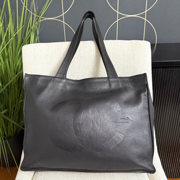 Authentic CHANEL black lambskin leather large tote bag - Picture 3 of 16